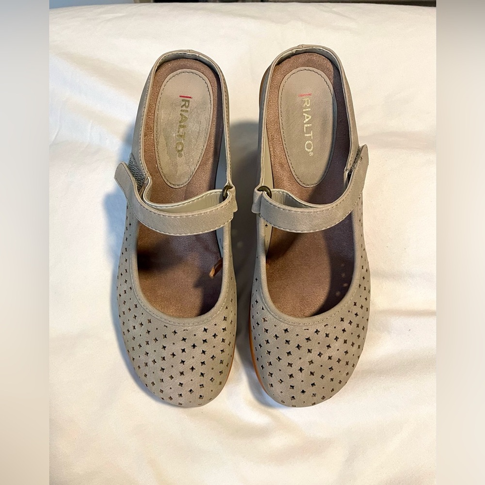*EUC* RIALTO Vinyl Mary Jane Mules  -Lt Taupe -Perforated SlipOn -Women’s Sz 9M